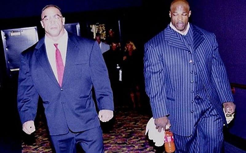 bodybuilder vestiti elegante