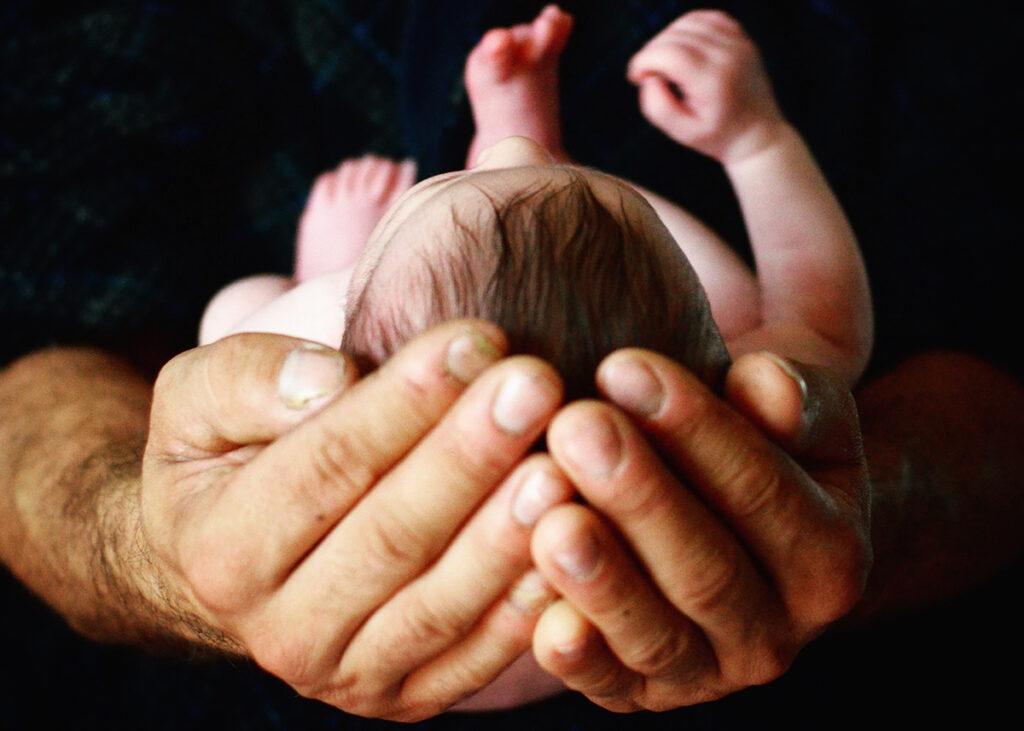 bimbo in braccio al padre